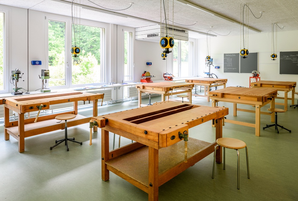 Innenansicht des Werkzimmers im Schulhaus Grenzhof Luzern mit sechs Werkbänken