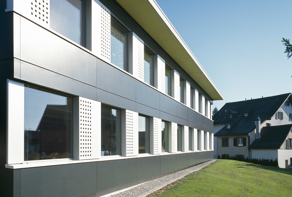 Close-up of the anthracite white facade of the Hasenacker school pavilion in Männedorf