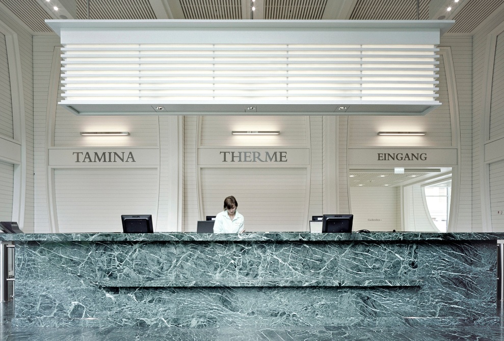 Entrance area in the Tamina Therme with reception desk