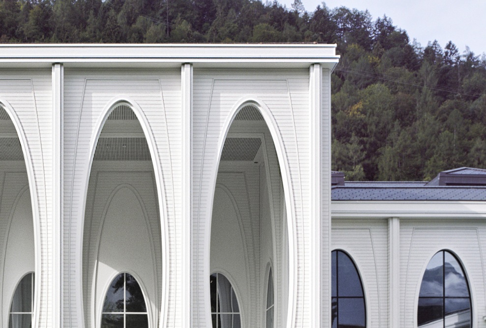 Vue extérieure des Thermes Tamina avec les arcades et la façade en blanc.