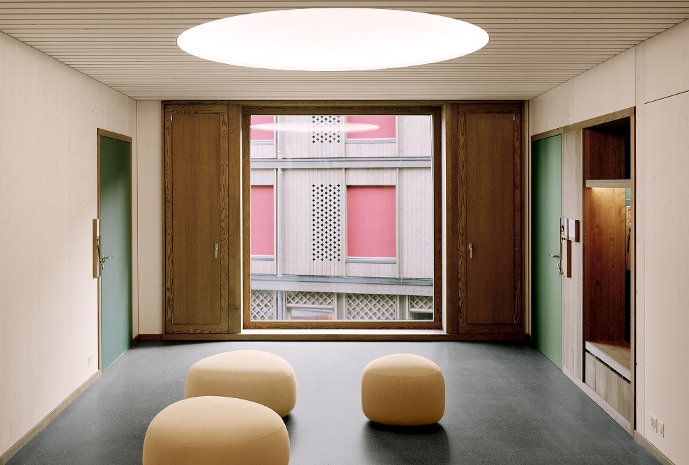 Internal view of the entrance with pouffes in the Tanne Centre of Competence for the Deafblind.