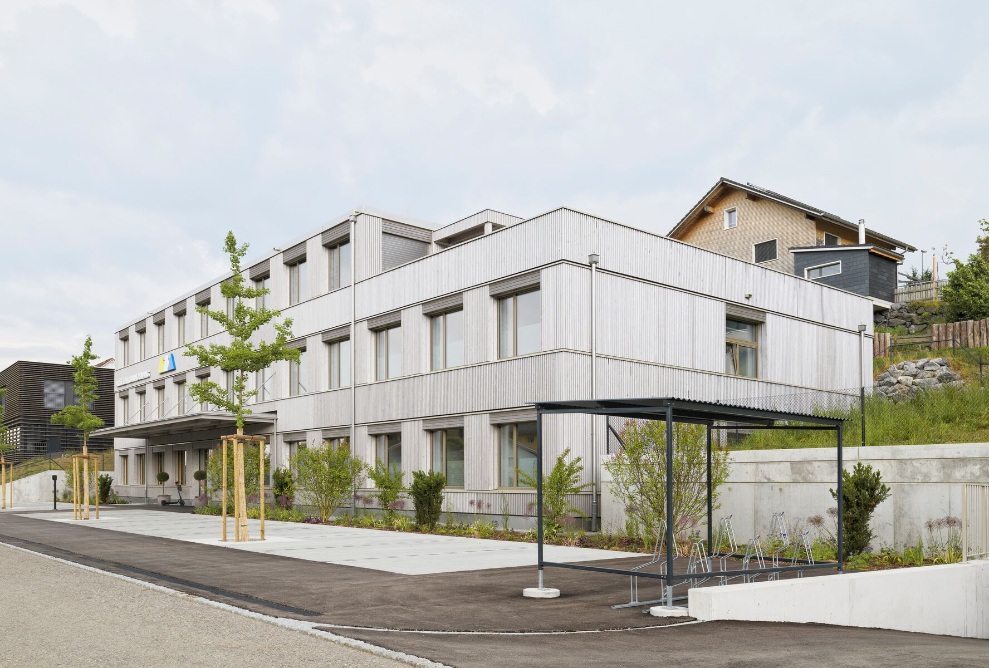 Exterior view of the new Mosnang medical centre with green surroundings