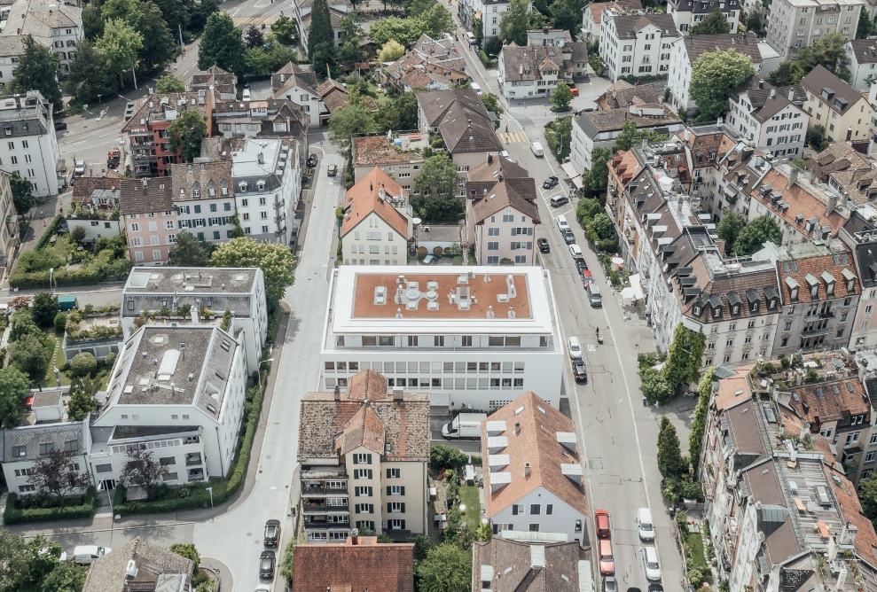 Vue générale du bâtiment avec combles surélevées dans le quartier de Hottingen