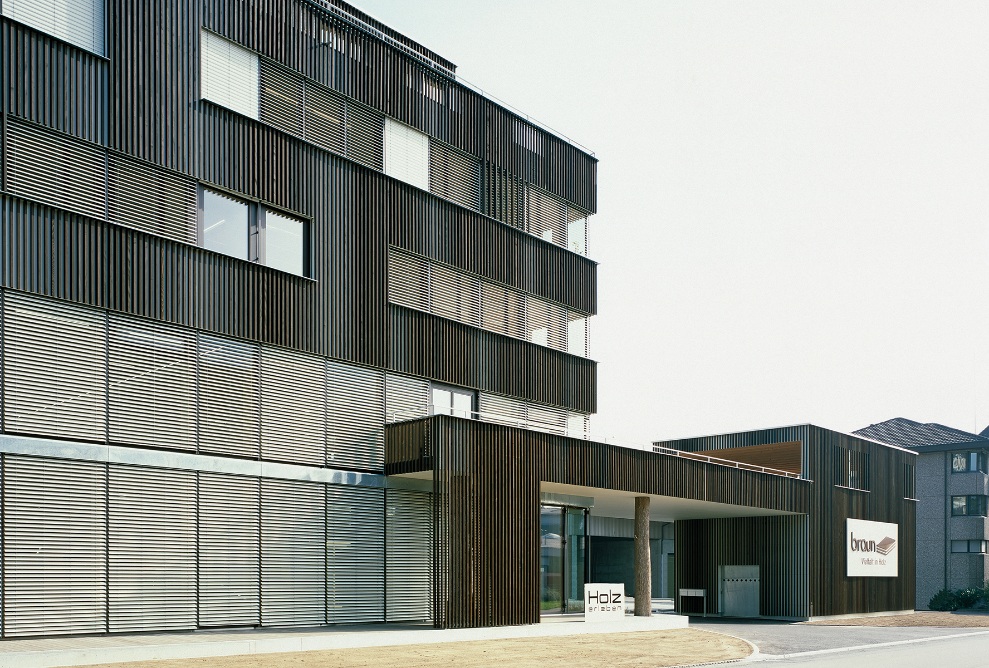 External view of Braun AG in Gossau. The column made from a tree trunk in the entrance area catches the eye.