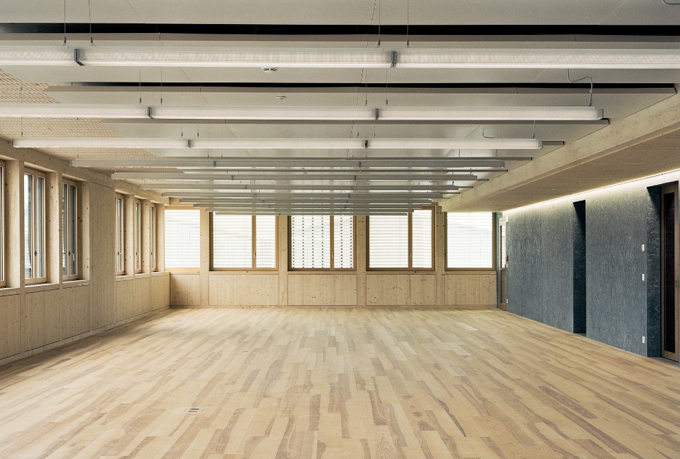 The photograph shows one of the rooms at Braun AG in Gossau. The floors, walls and roof structure were carefully constructed in wood.