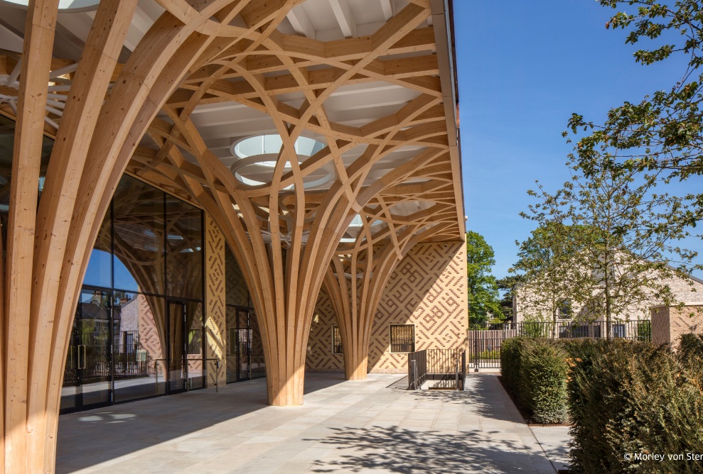 The tree-like supporting structure can even be seen from outside the Cambridge Mosque. The forecourt provides green space while the walls are designed with striking patterns.