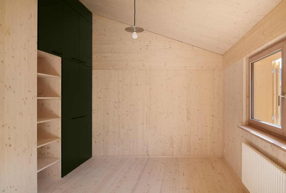 Espace de vie fonctionnel avec aménagement intérieur en bois