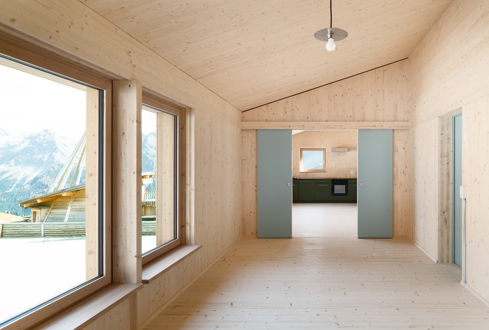 Salles de restauration lumineuses avec aménagement intérieur en bois