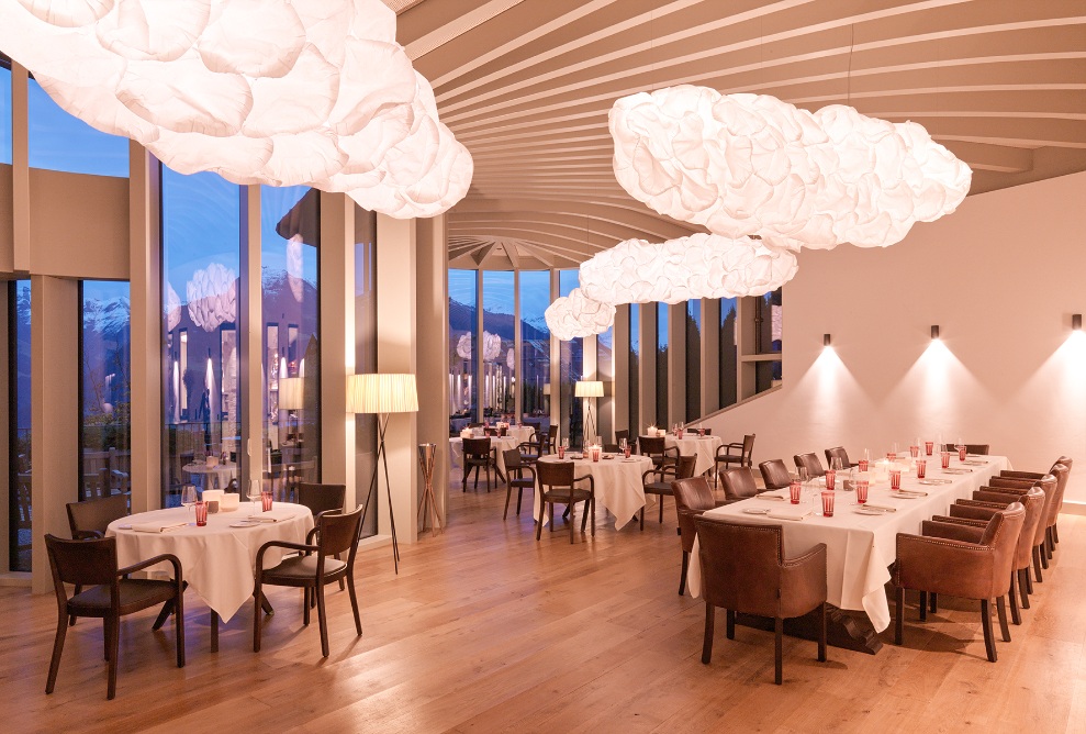 Le restaurant de la maison d’hôtes Lampart’s Val Lumnezia dans la nouvelle extension construite en bois.