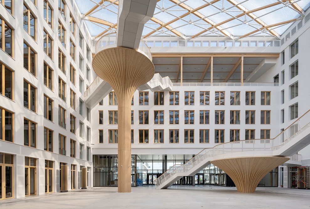 Habillages en bois des structures en forme d’arbre dans l’atrium du bâtiment de bureaux EDGE à Berlin