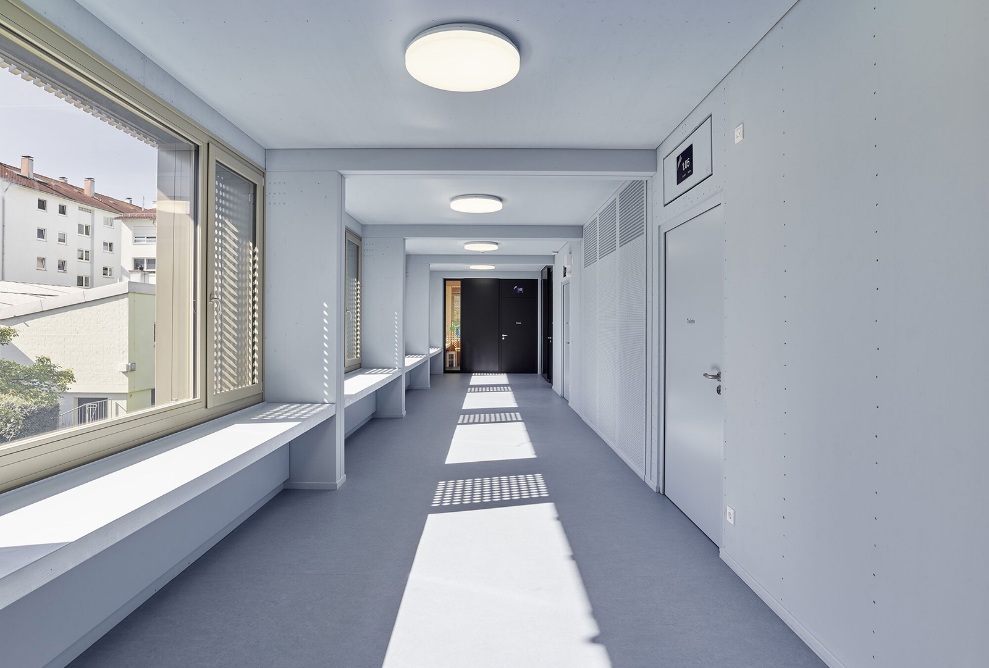 Couloir de l'école dans l'extension de l'école Fuchshof