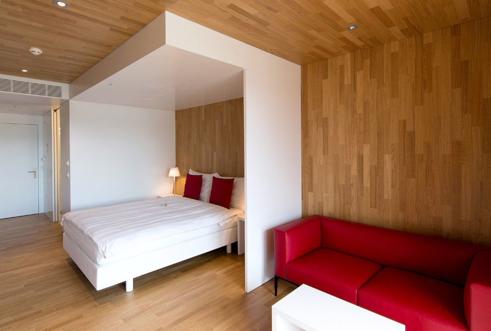 The floor, walls and ceiling of the hotel room in the Hotel Säntispark are finished with the same wood. The bright room is finished with modern furnishings.