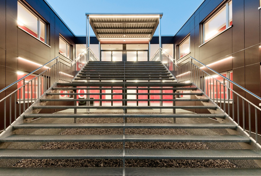 La prise de vue montre le large escalier menant à l’école cantonale de Baden