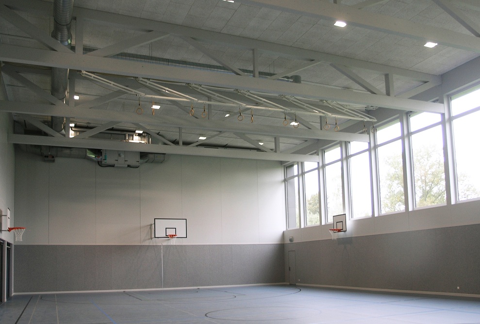 Que ce soit pour jouer au basket-ball, au football ou pour pratiquer d’autres sports, les élèves peuvent se défouler dans cette salle de gymnastique.