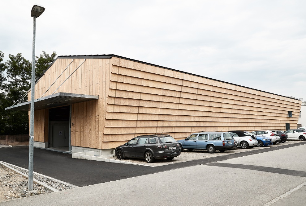 Le nouvel entrepôt d'Hortima avec sa façade en bois et son parking