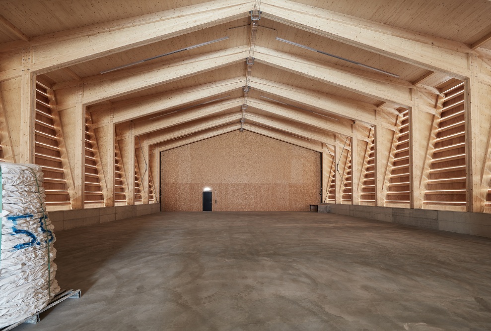 Column-free warehouse in lightweight construction as a timber structure