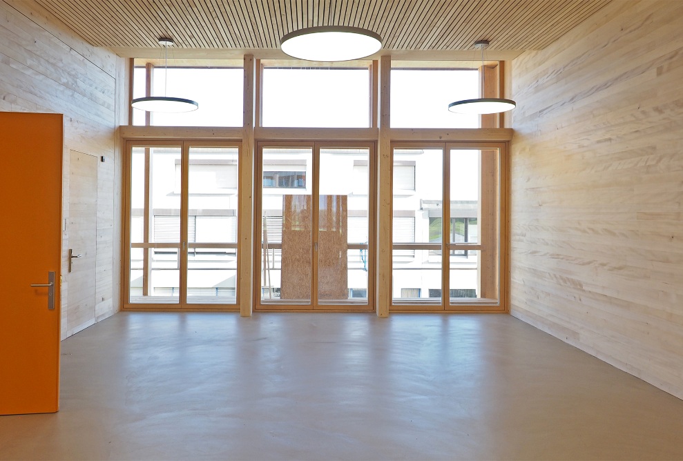 La zone d’entrée du centre possède de grandes surfaces en bois.