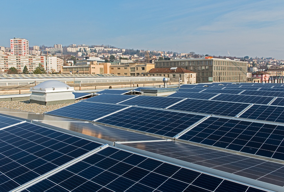 Photovoltaic system on the roof of the Lausanne transport authority’s temporary office building.