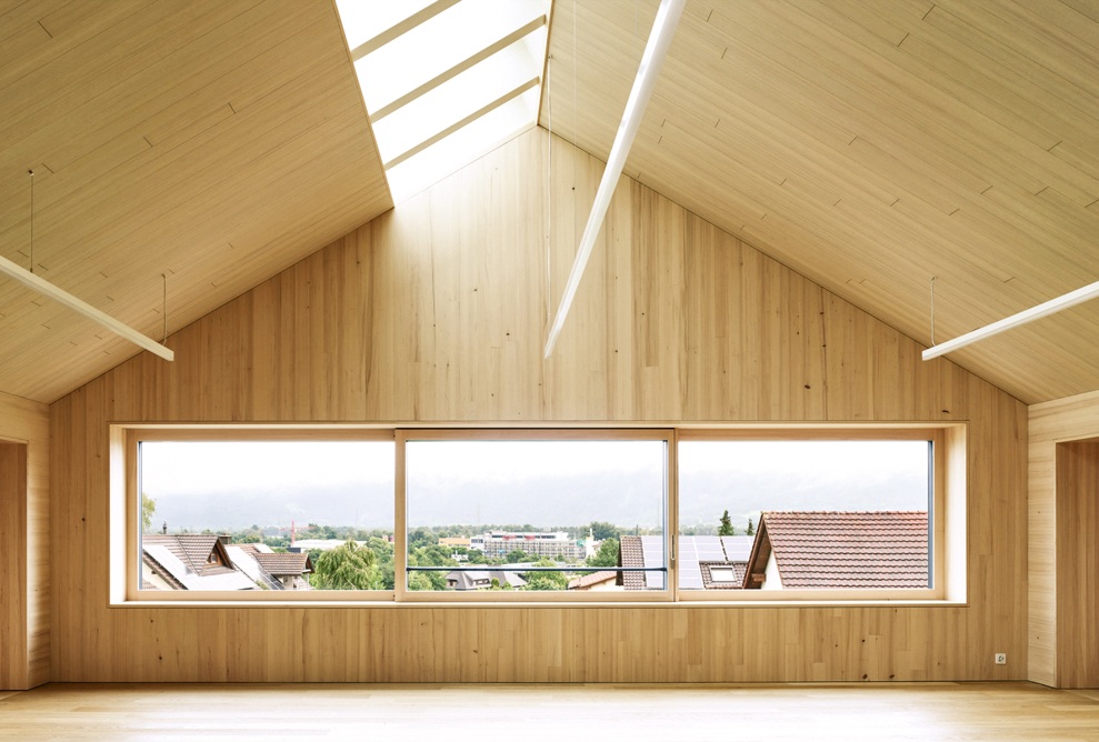 High-ceilinged room with interior finishing in timber and vaulted ceiling