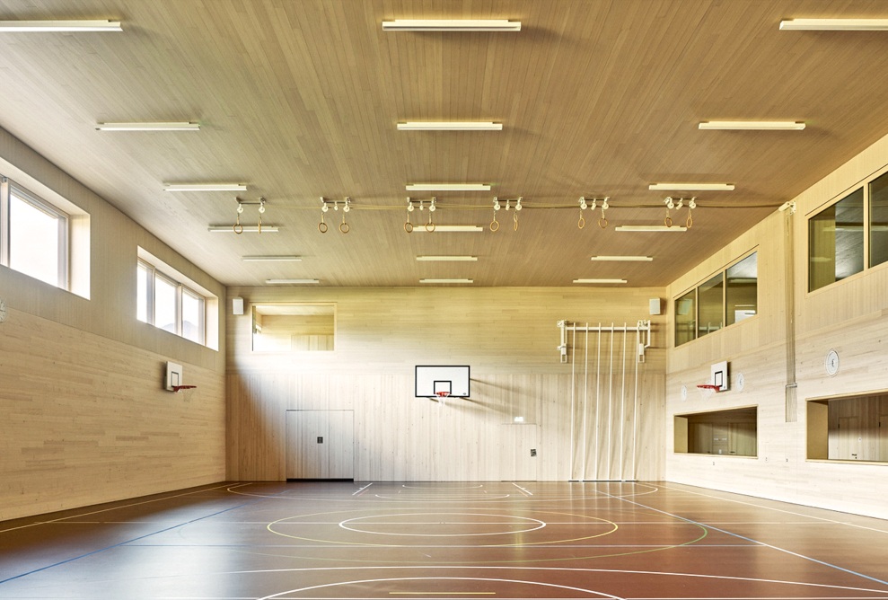 Salle de sport lumineuse avec aménagement intérieur en bois