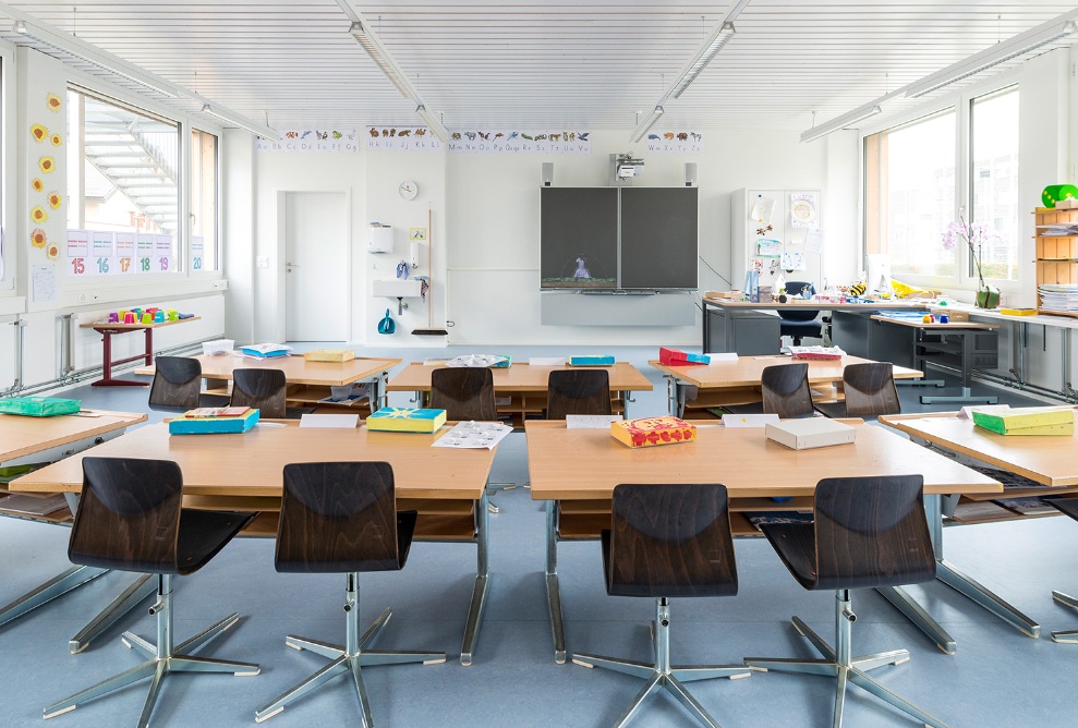 Même dans l’agitation du quotidien scolaire, la situation reste sous contrôle, car la salle de classe a une taille idéale.