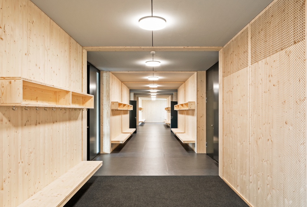 Couloir avec vestiaire dans le pavillon scolaire de Brünnen
