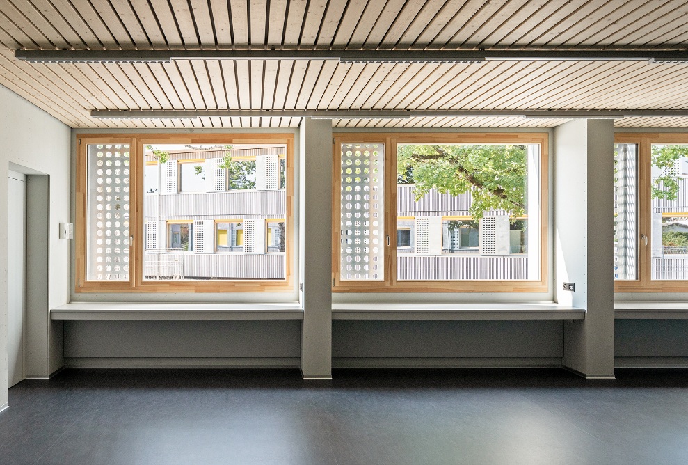 Bright classroom with large windows in the Brünnen school pavilion