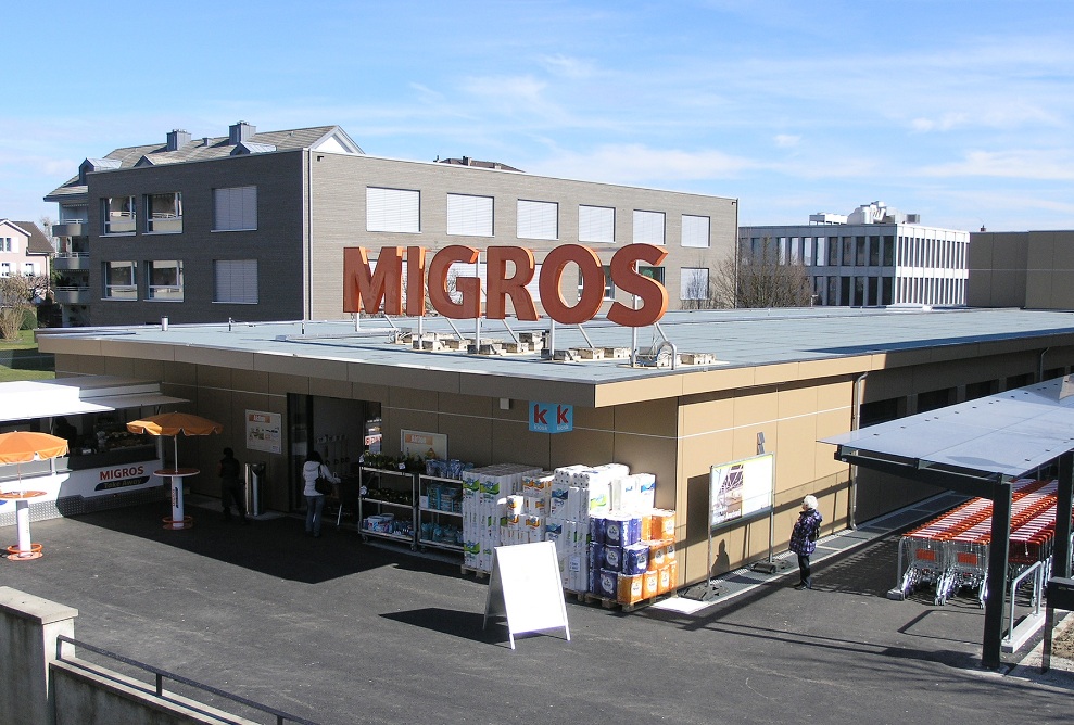 The Migros temporary store during shop opening times. Overall view from the front and above.