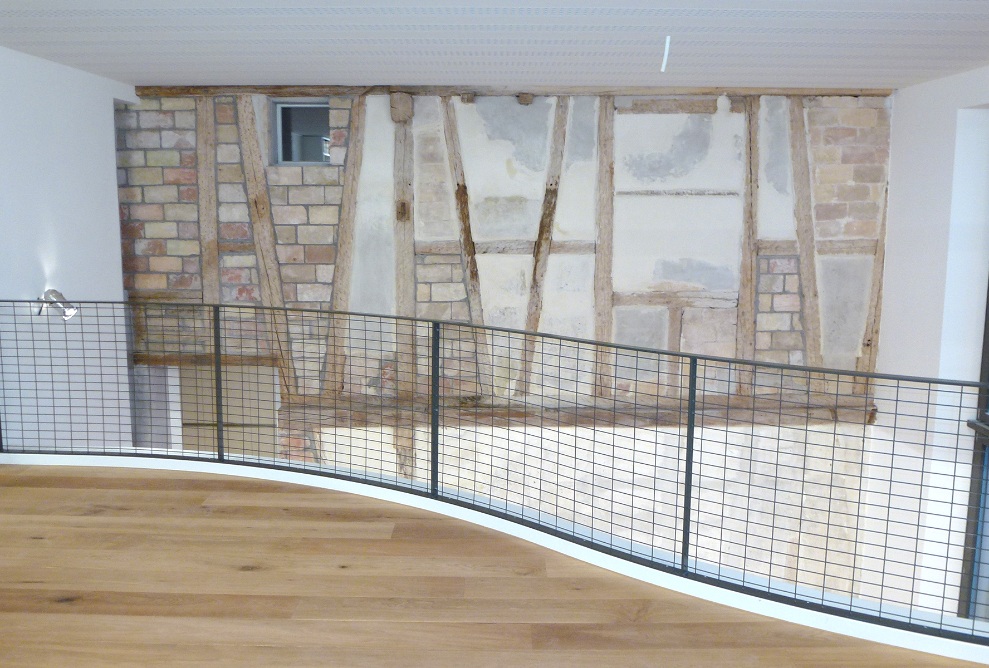 The historical building partition wall was preserved, creating unmistakeable character.