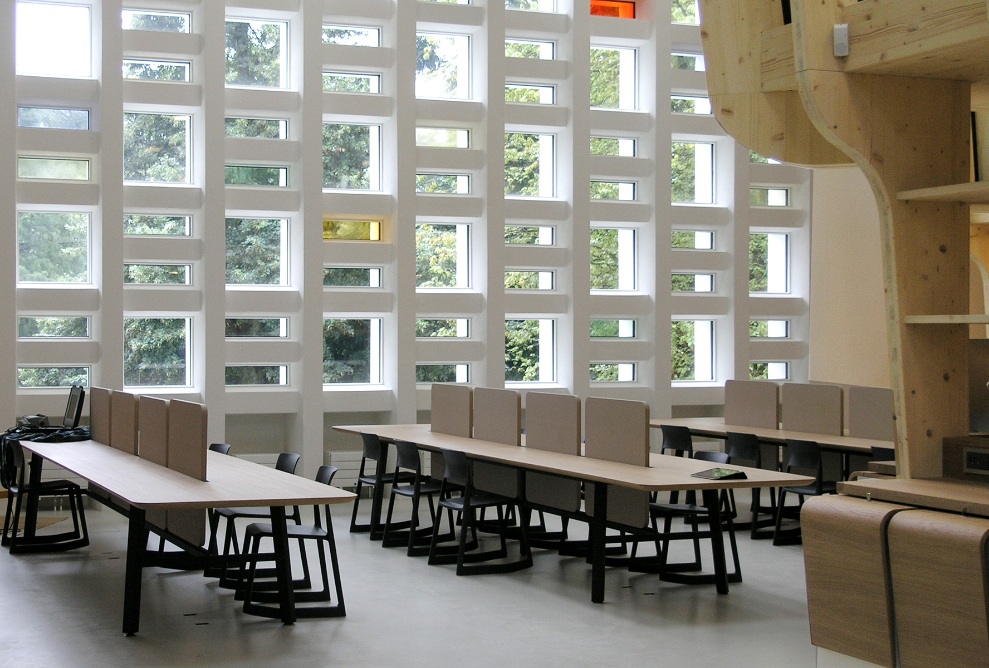 Dotée de hauts plafonds, la salle est propice à la réflexion et à l’apprentissage, et elle est équipée de nombreuses places assises.