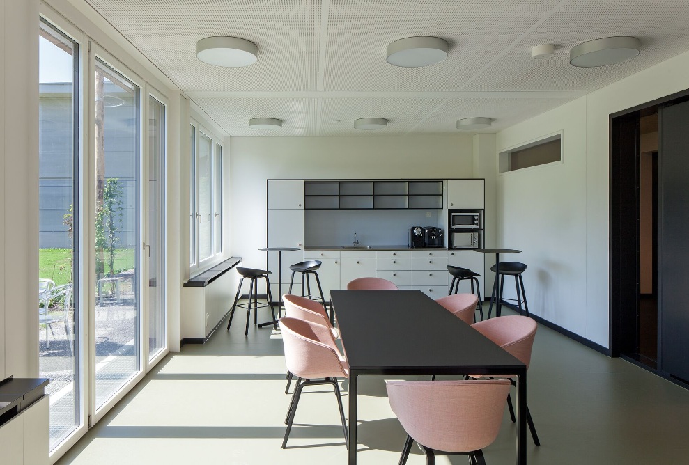Salle des professeurs avec une kitchenette pratique, une table et des chaises<br/><br/>
