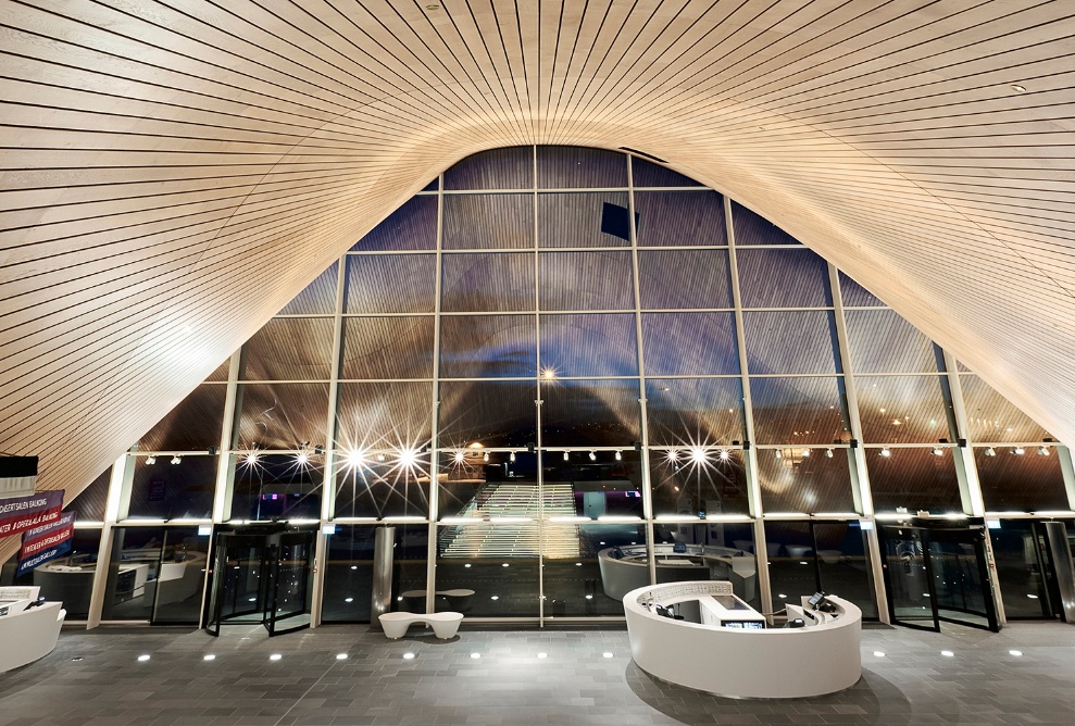The entrance area impresses with its high and spectacular ceiling curvature.