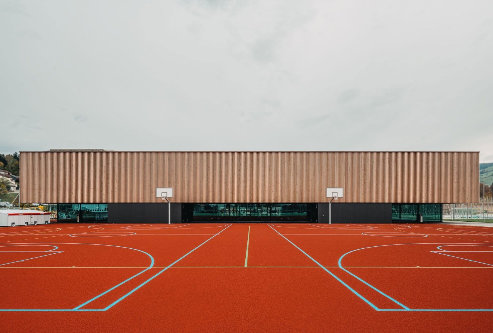 Rietwies triple gymnasium in Wattwil with outdoor court