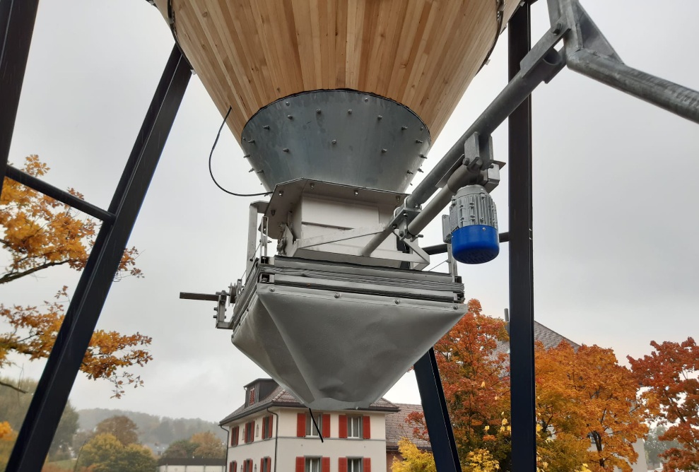 Filling hopper with loading bellows of the timber silo in Rüti ZH